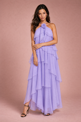 Vestido longo de costas nuas com folhos