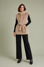Gilet fausse fourrure camel ceinturé | Vue de face | Lounelle Paris