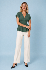 Blusa com decote em V e cintura ajustada