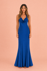 Vestido longo azul de laço