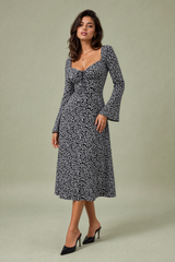 Vestido preto com flores e costas abertas