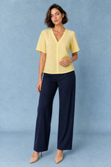 Blusa branca com decote V recortada