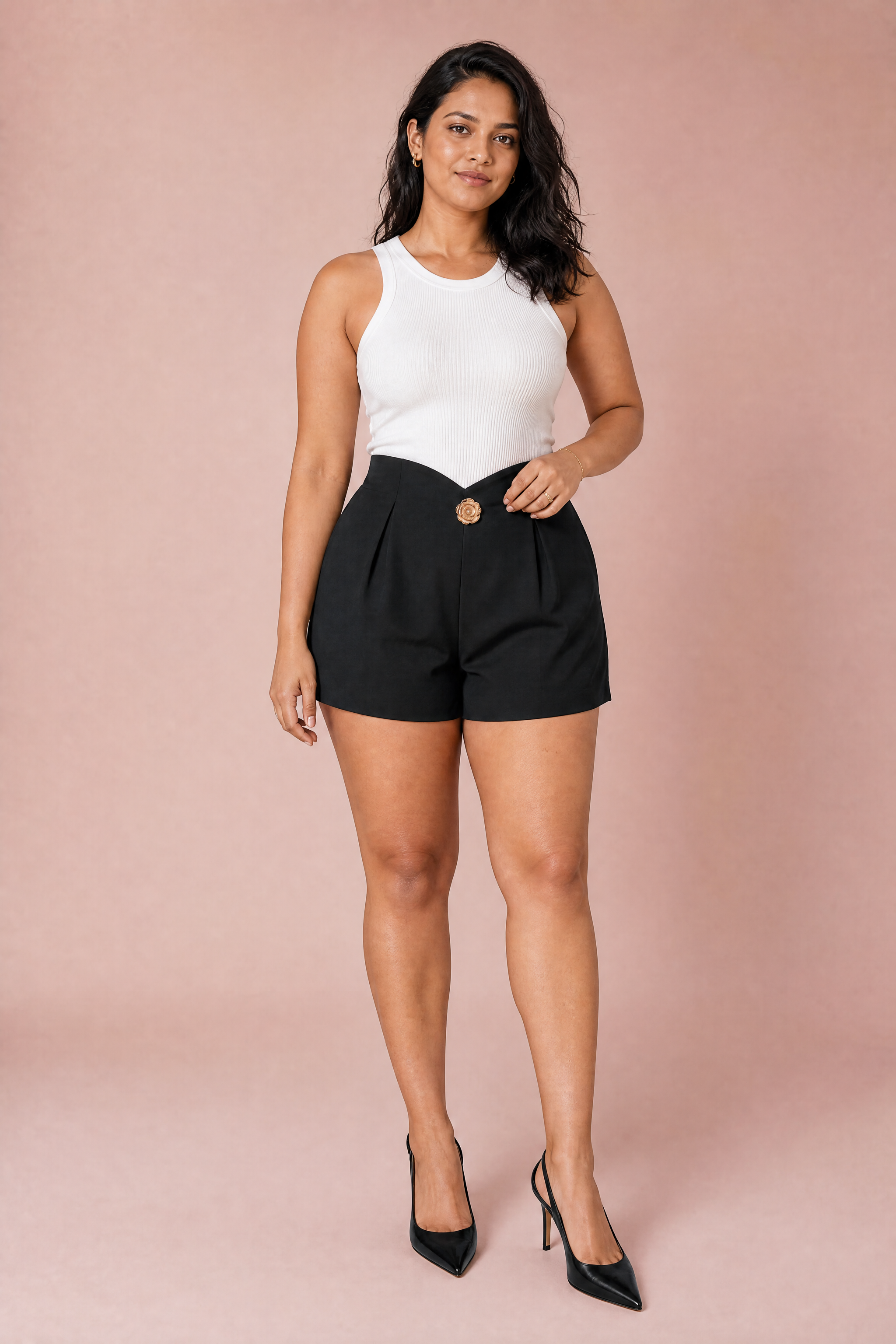 Short noir taille haute en V | Porté sur une autre silhouette | Lounelle Paris