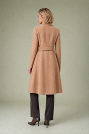 Manteau long ceinturé à col tailleur | Vue de dos | Lounelle Paris