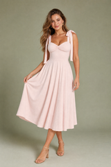 Vestido com alças atadas e costas nuas