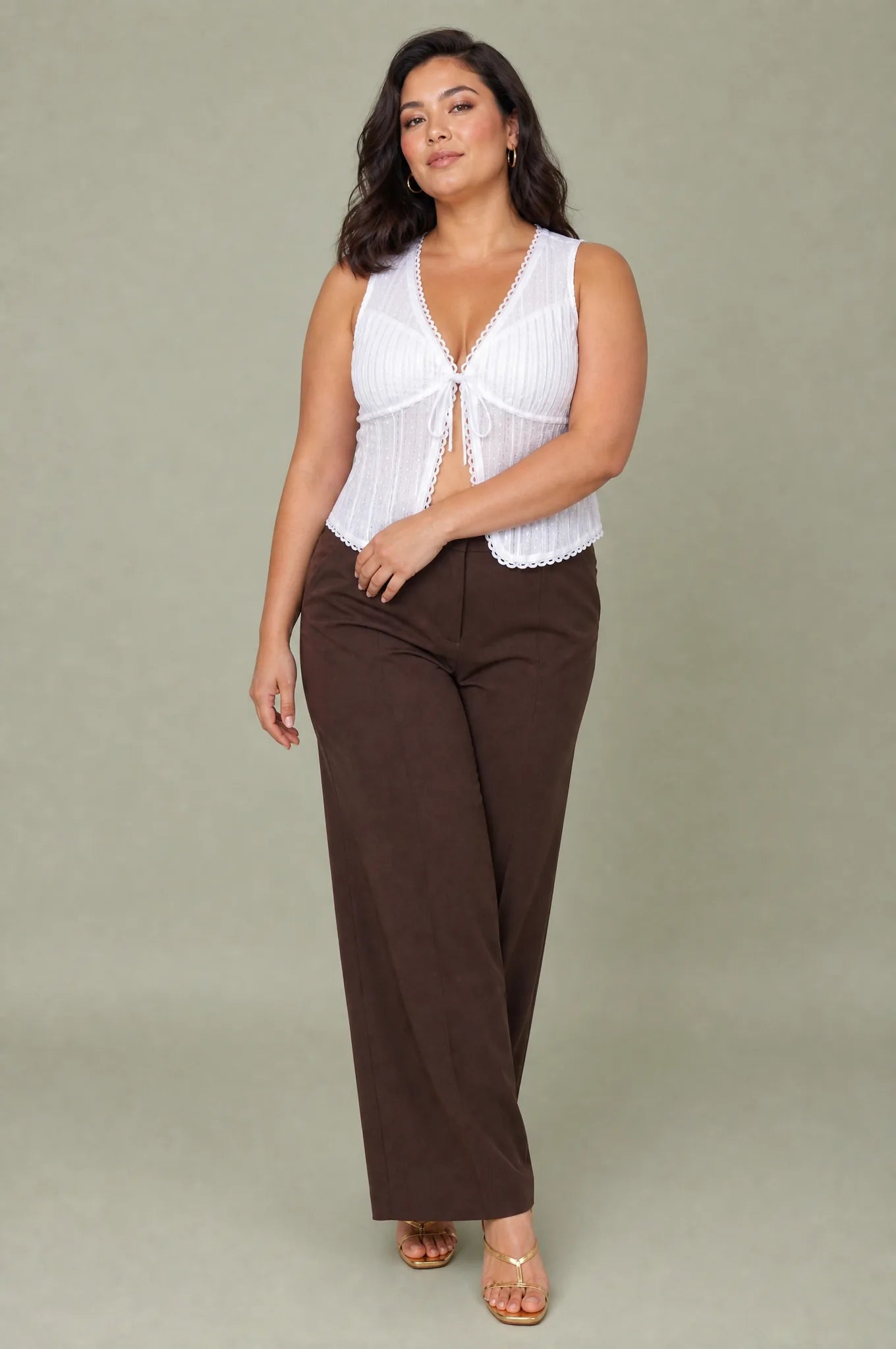Blouse blanche col V dentelle | Porté sur une autre silhouette | Lounelle Paris