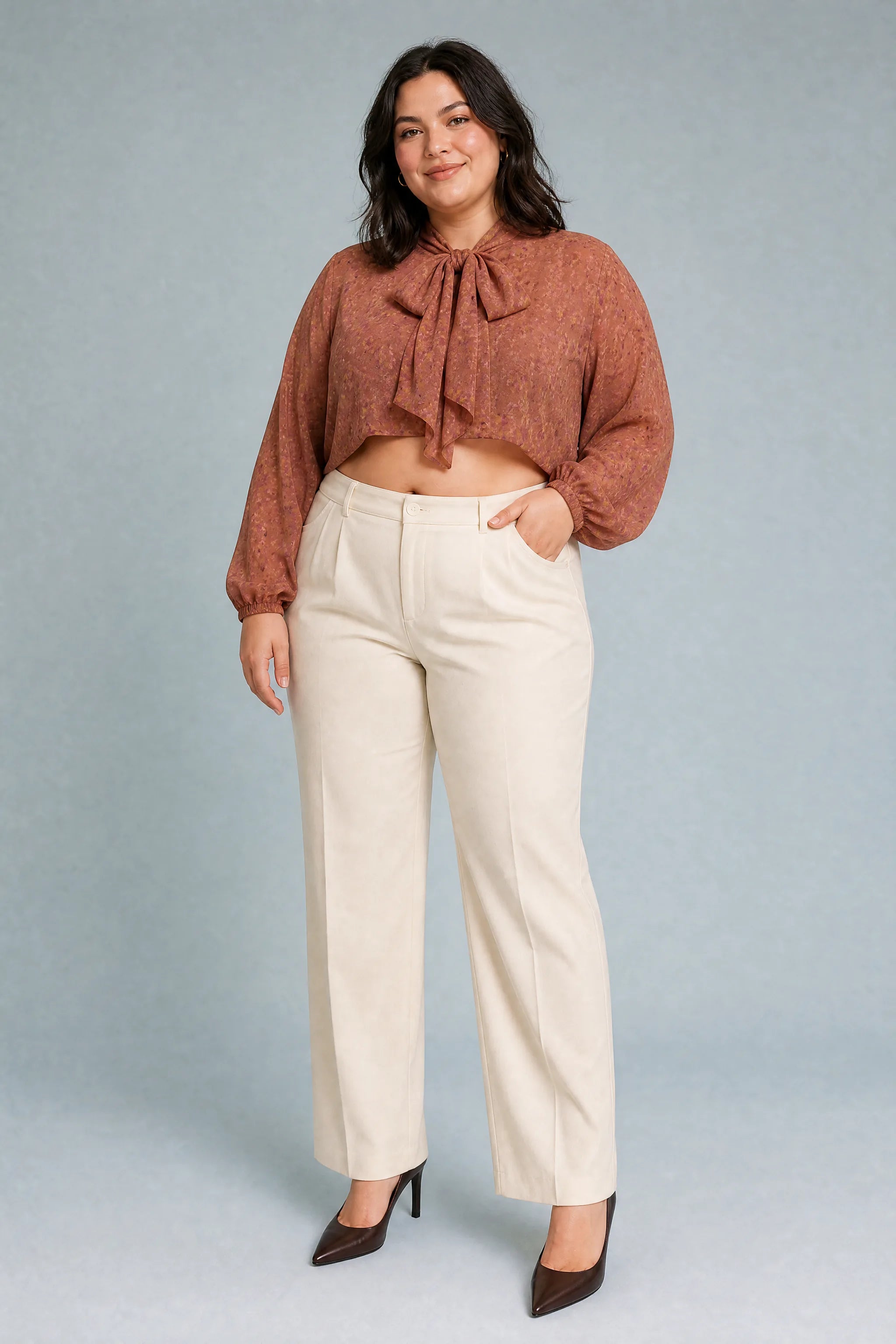 Blouse marron fleurie col lavallière | Porté sur une silhouette plus ronde | Lounelle Paris
