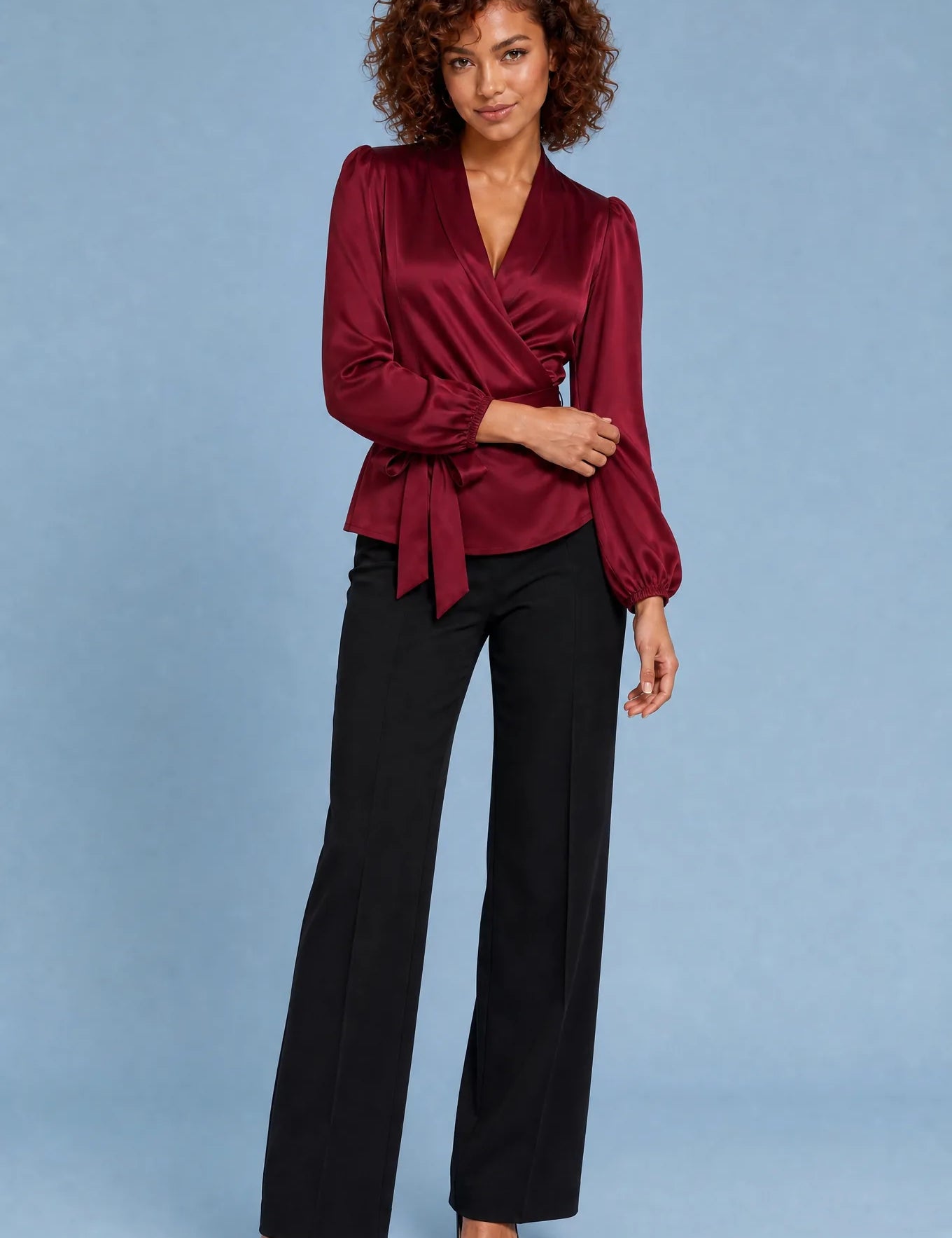 Blouse satinée cache-cœur | Variante Bordeaux | Lounelle Paris