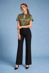 Blusa satinada, gola alta, mangas curtas