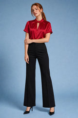 Blusa satinada, gola alta, mangas curtas