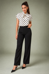 Blusa de bolinhas com gola lavallière