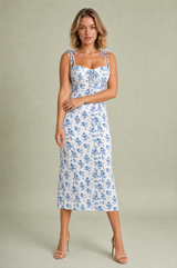 Vestido floral ajustado de costas abertas