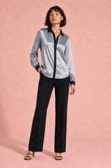 Blusa de cetim com contrastes