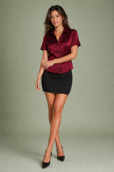 Blusa de cetim de mangas curtas