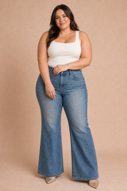 Jean bleu taille haute évasé | Porté sur une silhouette plus ronde | Lounelle Paris