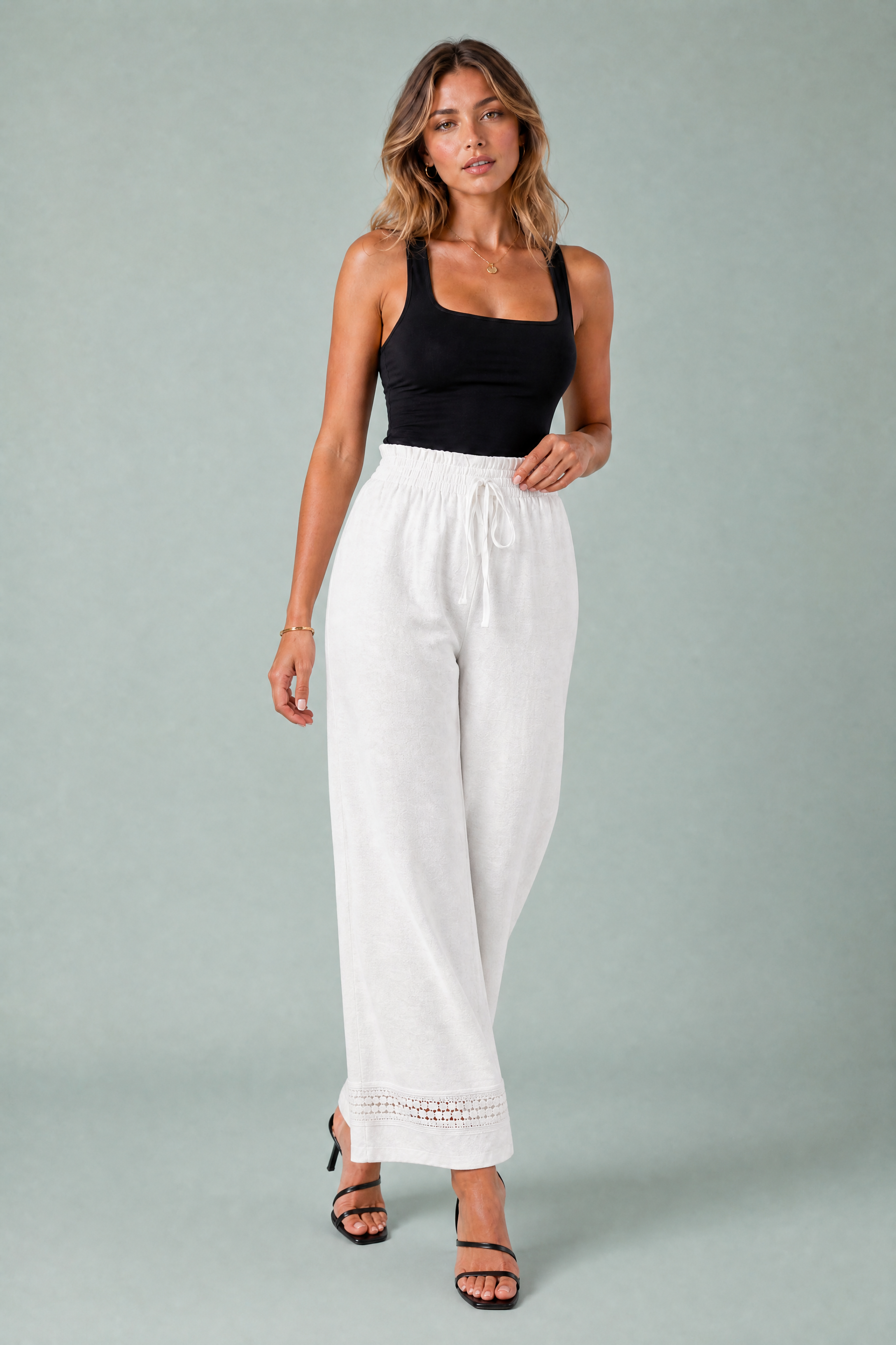 Pantalon blanc taille haute dentelle | Vue en mouvement | Lounelle Paris