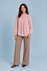 Blusa de gola folhada e mangas bufantes