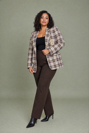 Blazer marron à carreaux | Porté sur une silhouette plus ronde | Lounelle Paris