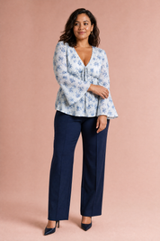 Blouse fleurie col V manches évasées | Porté sur une autre silhouette | Lounelle Paris