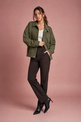 Veste ampla verde militar com colarinho de camisa