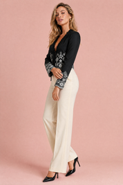 Blouse noire col V brodée | Vue de profil | Lounelle Paris