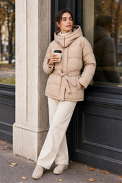 Doudoune mi-longue à capuche | Photo lifestyle | Lounelle Paris