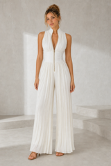 Vestido branco plissado de gola alta