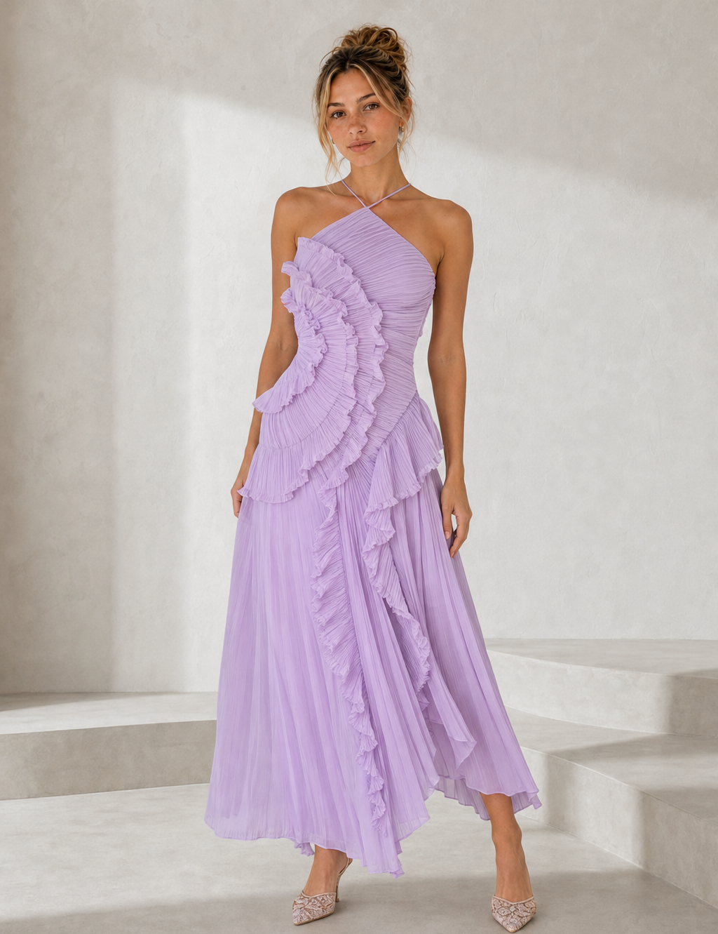 Robe longue col halter à volants porté en look décontracté
