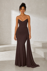 Vestido castanho cai-cai com decote em coração