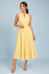 Vestido amarelo com decote em V e cinto