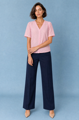 Blusa branca com decote V recortada