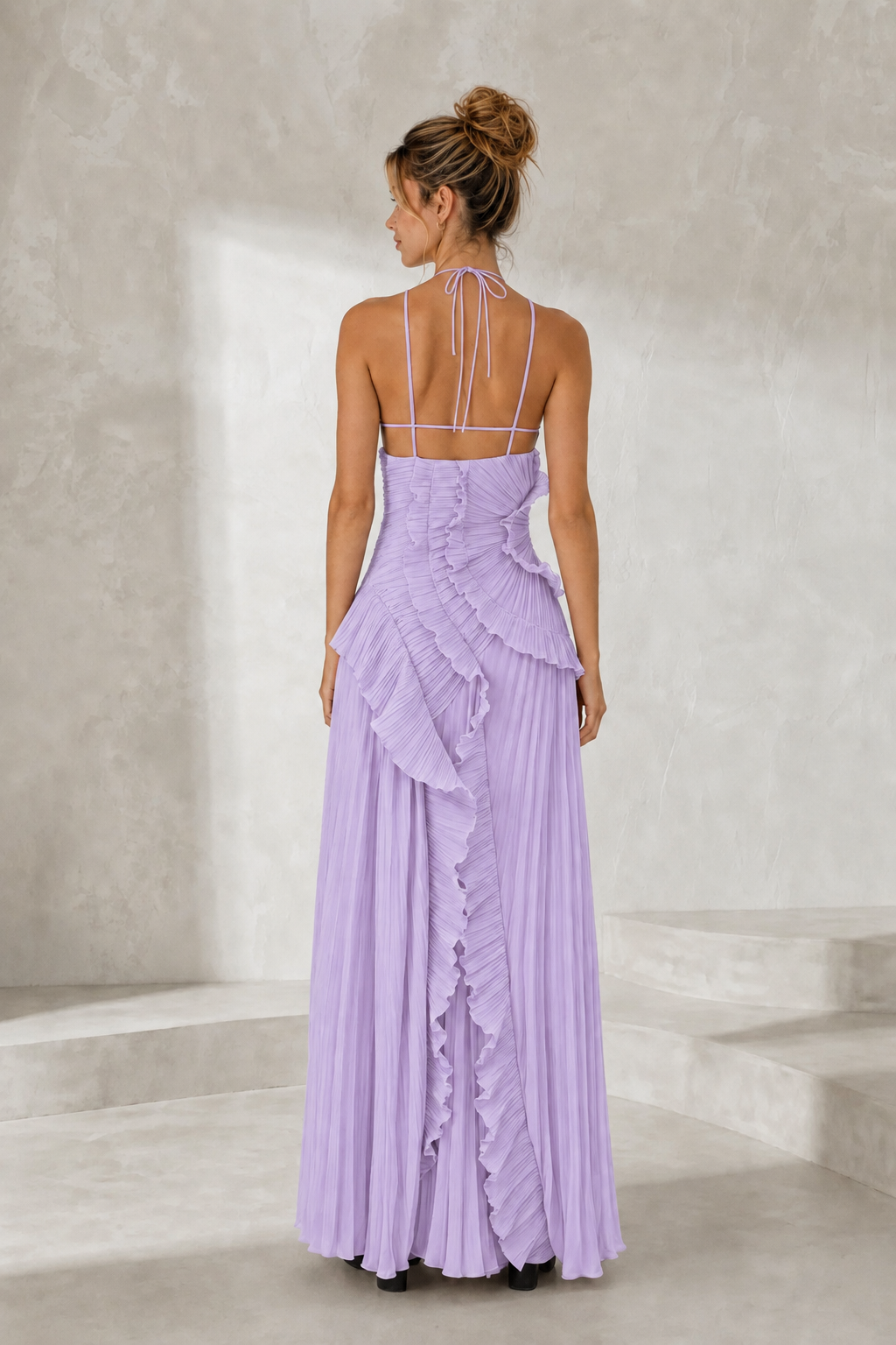 Vestido comprido com decote halter e folhos