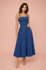 Vestido azul de alças finas evasé
