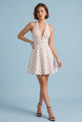 Vestido de poás com decote halter