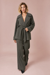 Conjunto trench cinza e calças largas