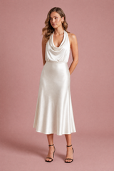 Vestido preto de cetim com gola halter