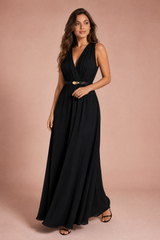 Vestido preto com decote em V e cinto