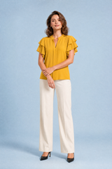 Blusa com decote em V e mangas com folhos