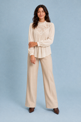 Blusa de gola folhada e mangas bufantes