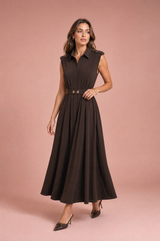 Vestido castanho com colarinho camiseiro e cinto