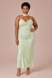 Robe longue vert clair à foulard | Porté sur une silhouette plus ronde | Lounelle Paris