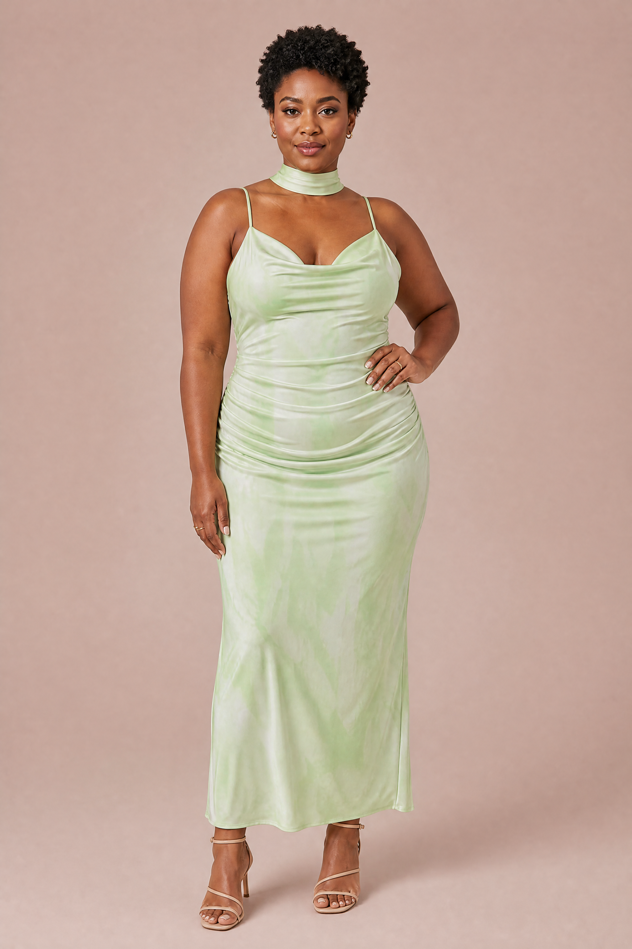 Robe longue vert clair à foulard | Porté sur une silhouette plus ronde | Lounelle Paris