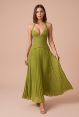Vestido amarelo-verde com decote halter e costas descobertas