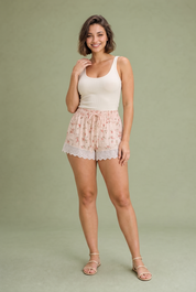 Short rose imprimé floral bordé de dentelle | Porté sur une silhouette plus ronde | Lounelle Paris