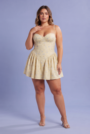 Robe jaune florale à fines bretelles | Porté sur une silhouette plus ronde | Lounelle Paris
