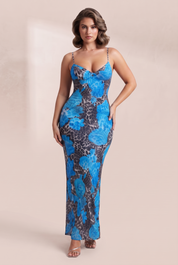 Robe longue bleue à fines bretelles | Porté sur une silhouette plus ronde | Lounelle Paris