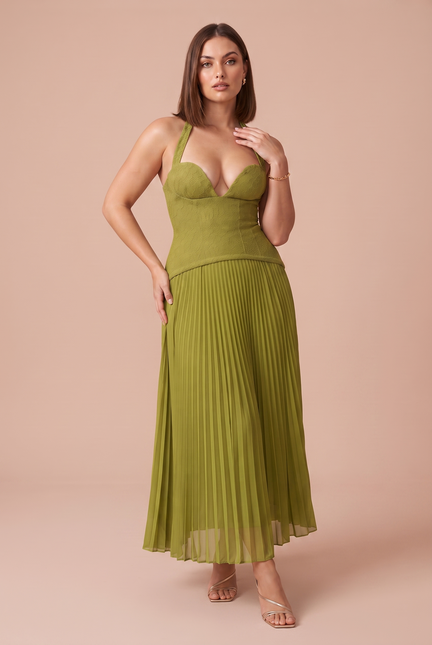 Robe jaune-vert col licou dos nu | Porté sur une silhouette plus ronde | Lounelle Paris