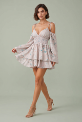 Vestido fluido de alças e folhos