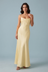 Vestido longo amarelo de costas nuas com laços