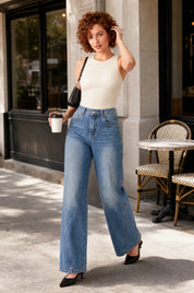 Jean bleu coupe ample taille mi-haute | Photo lifestyle | Lounelle Paris
